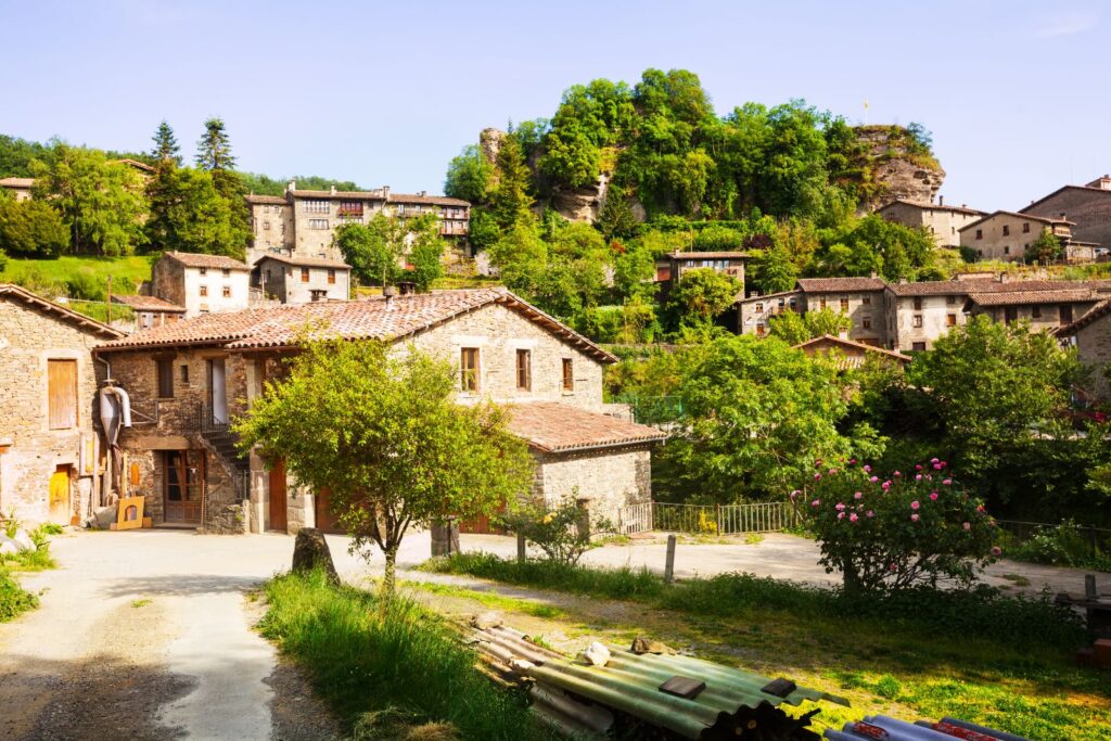 Calle de una aldea con casas de piedra