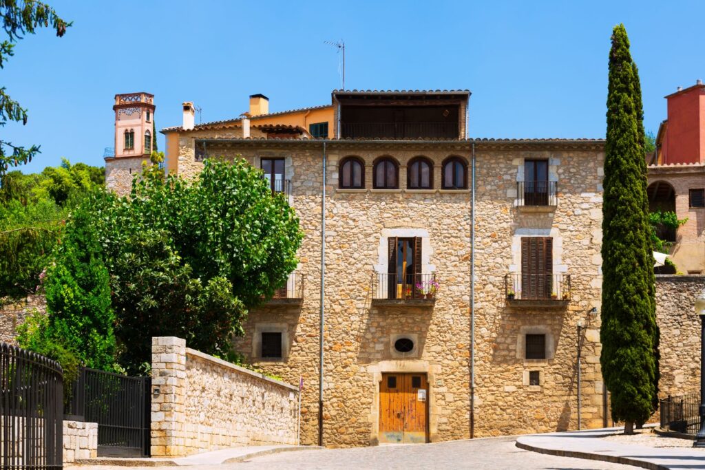 Casa de piedra con balcones y portón de madera