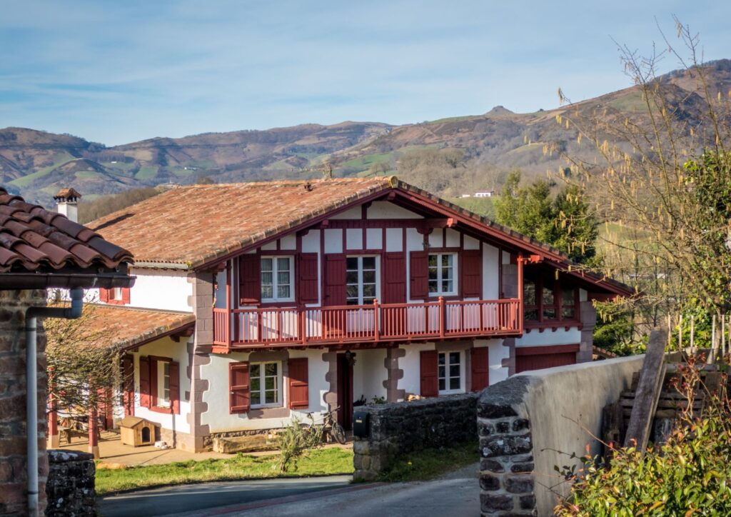 Casa de piedra y madera con las montañas al fondo